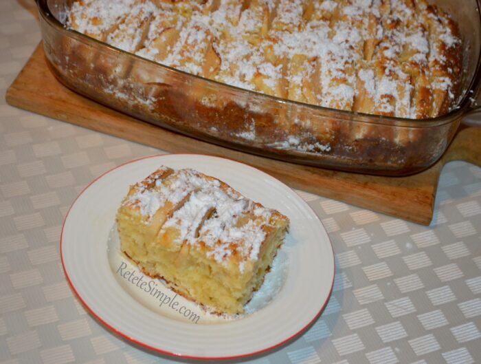 felie taiata de prajitura cu branza si mere, cu zahar pudra