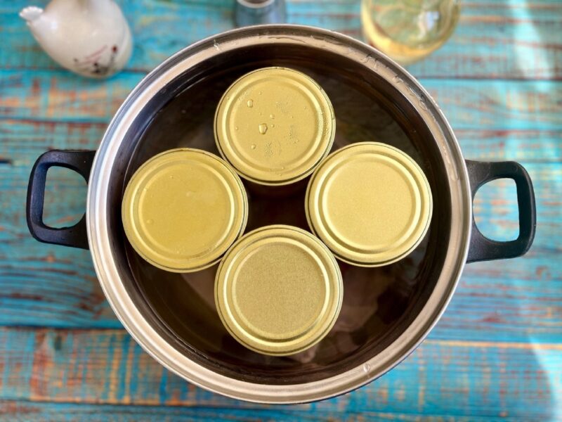 Umpleți cratița cu apă ușor caldă și puneți-o pe aragaz