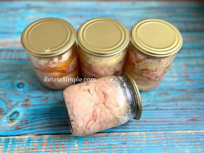 se înșurubează capacele borcanelor