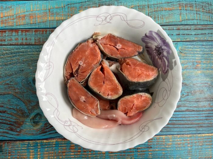 Puneți bucățile de pește într-un castron