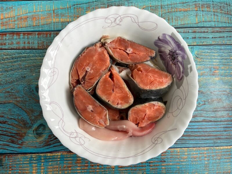 Puneți bucățile de pește într-un castron