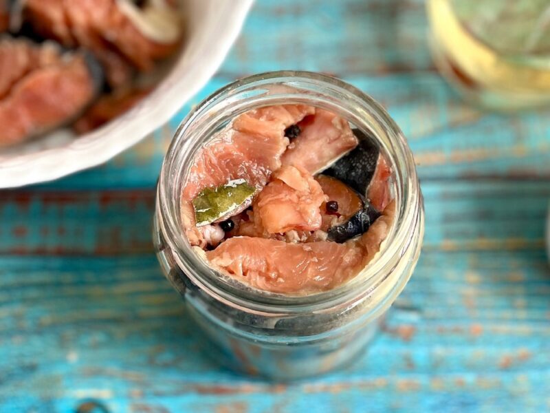 Așezați bucățile în borcane sterile