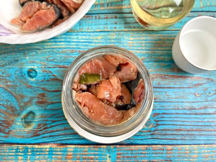 Umpleți borcanul cu pește