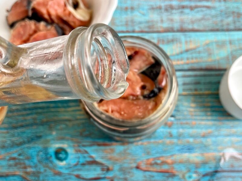 Adăugați ulei și apă