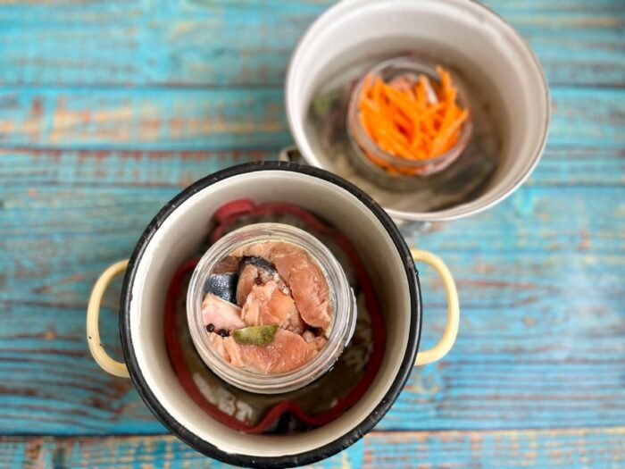 Puneți borcanele în cratițe