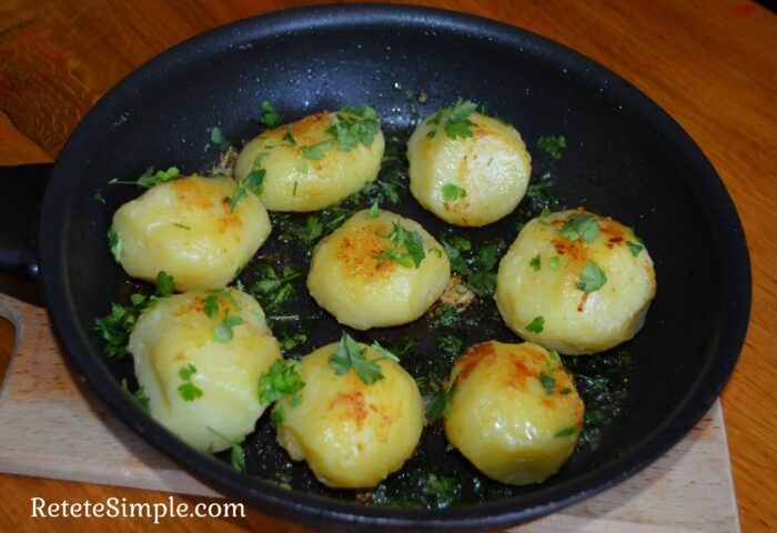 Cartofi rumeniti la tigaie cu usturoi si unt poza