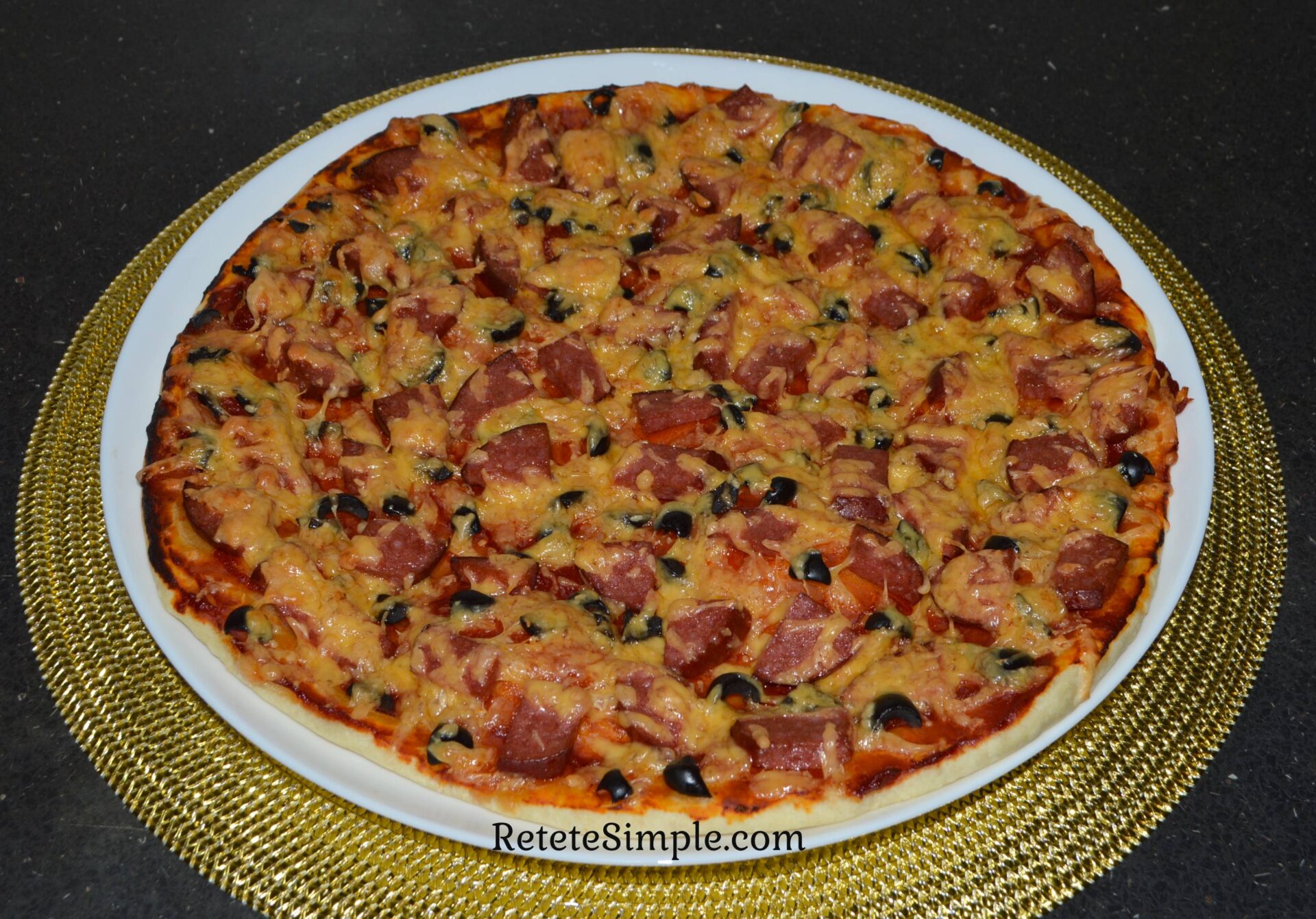 Pizza rapida cu aluat fara drojdie poza