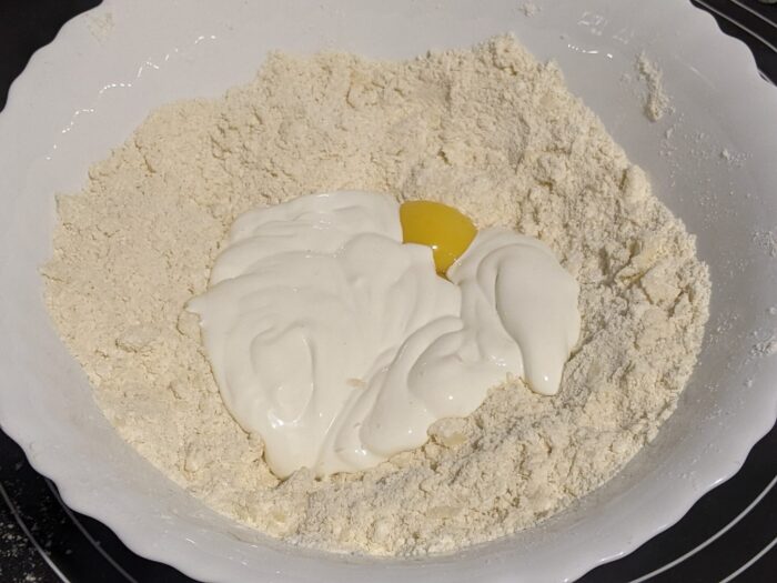 adăugați gălbenușurile și smântâna