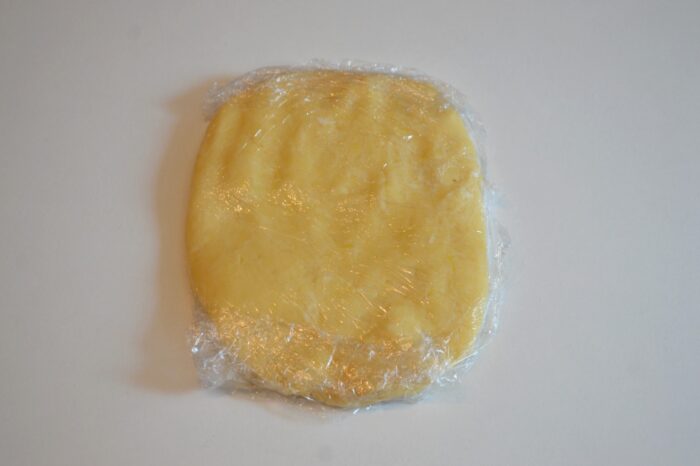 Infasurati aluatul in folie