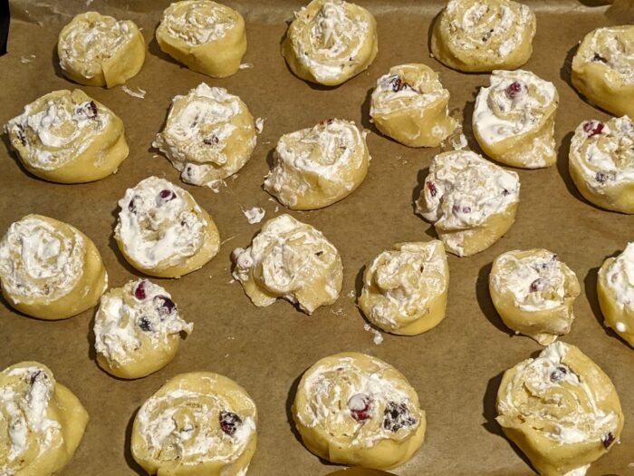 tăiați rulada în bucăți