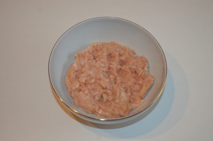 Pregatiti carnea tocata de pui.