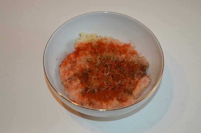 Presarati sare, piper macinat