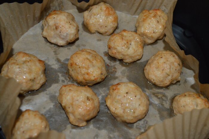 intoarceti chiftelutele pe cealalta parte