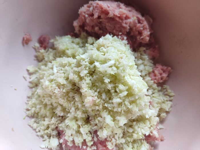 Mai întâi punem orezul la fiert