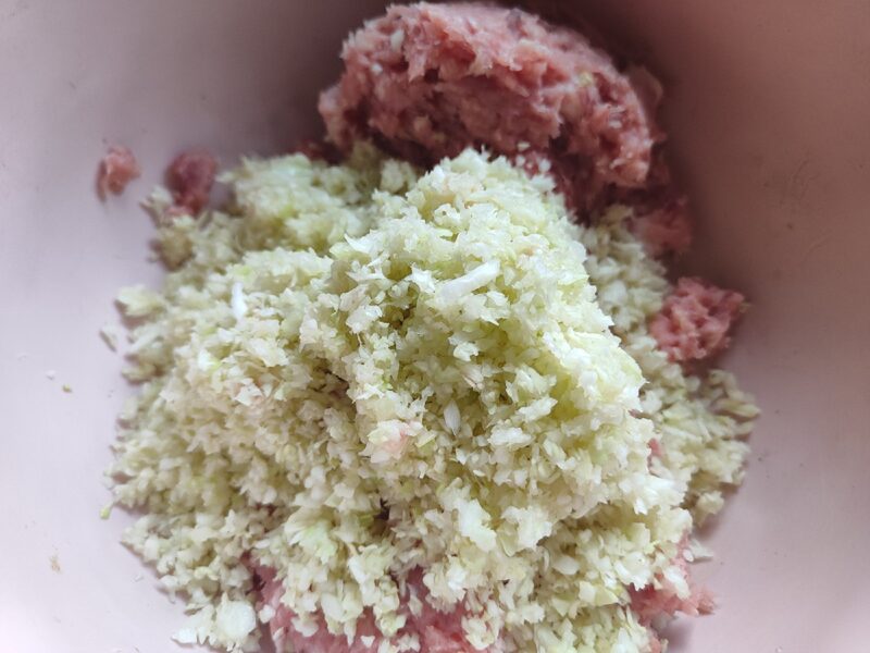 Mai întâi punem orezul la fiert