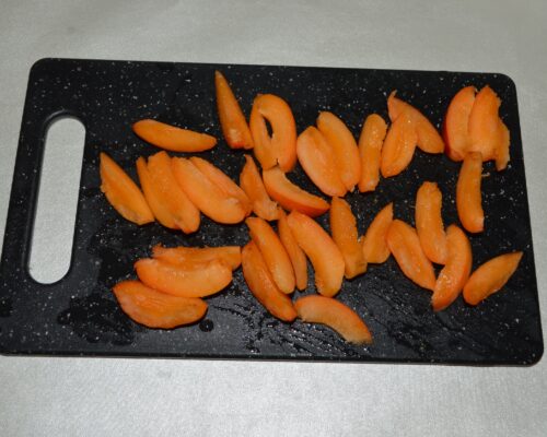 Cut the 3 remaining apricots