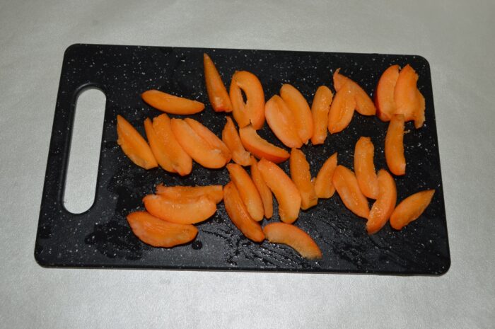 Cut the 3 remaining apricots