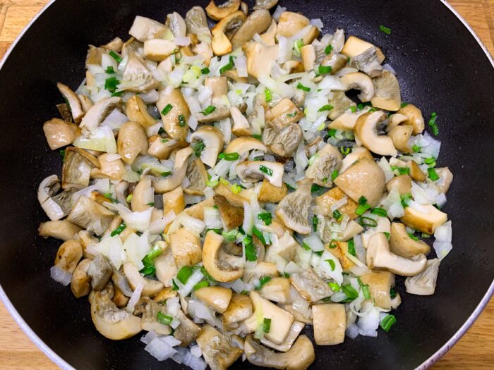 Se adauga ceapa alba si cea verde