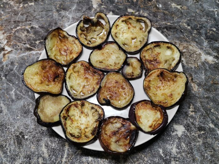 Se aseaza vinetele pe un platou plat.