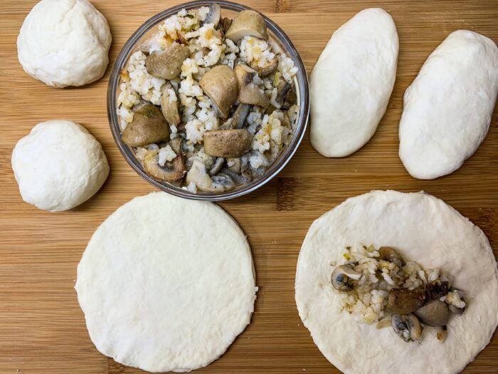 Se pune in centru o lingura cu umplutura