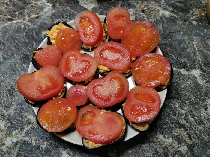 Se pune cate o bucata de rosie pe suprafata.