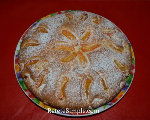Sprinkle the pie with powdered sugar