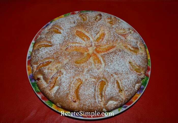 Sprinkle the pie with powdered sugar