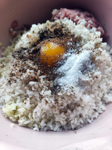 Adăugăm orezul fiert