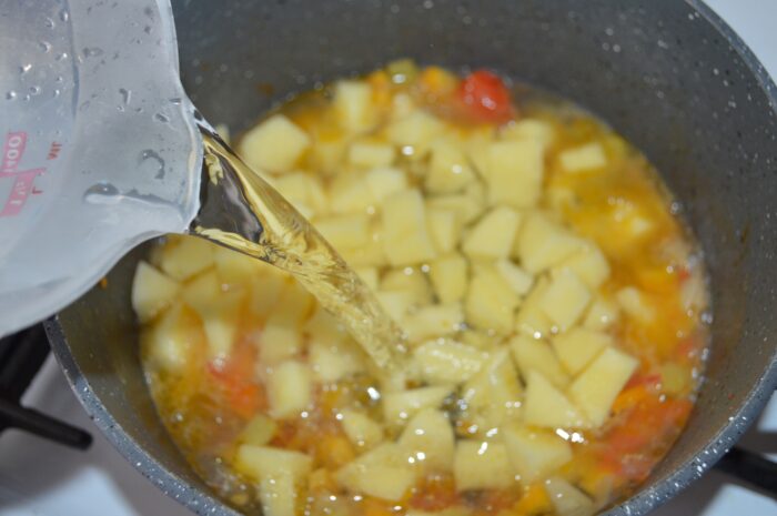 Taiati cartofii in cuburi