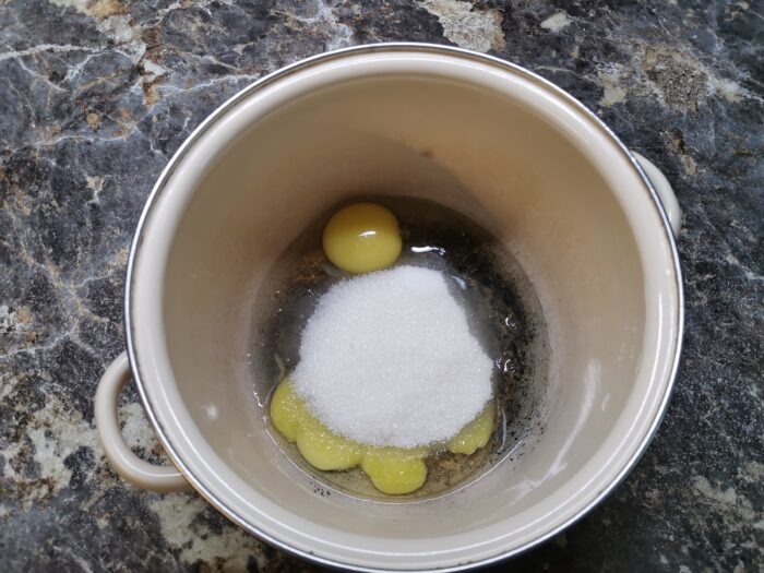 Se sparg ouale intr-un bol, se adauga zaharul