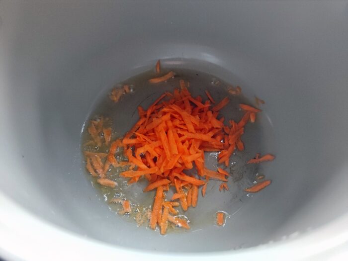 răzuim morcovii pe o răzătoare mare