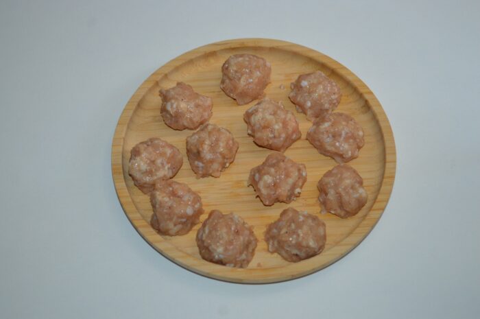 Formati chiftelute din carne tocata