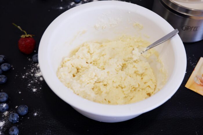 luati o poritie mica de aluat