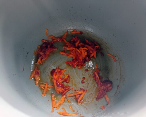 adăugăm pasta de tomate