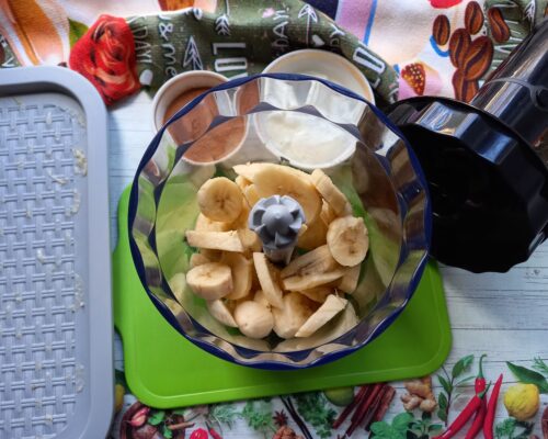 Se pun bananele congelate in bolul blenderului