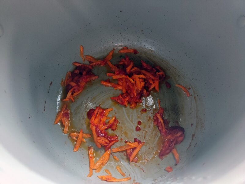 adăugăm pasta de tomate