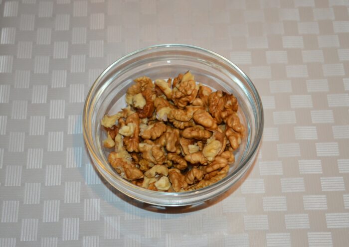 Prepare the walnuts