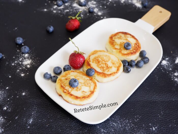 Serviti syrniki aromati cu fructe de padure