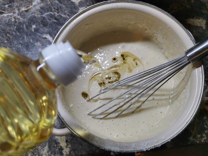 Se adauga 4 linguri de ulei