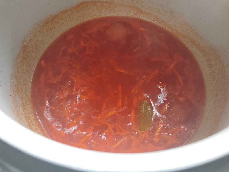 Adăugăm în vas condimente