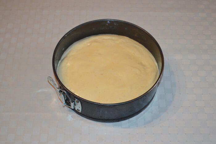 Turnati aluatul intr-o forma de copt