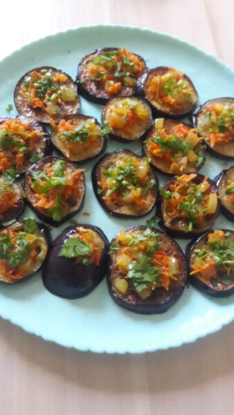 Se pun legumele pe fiecare rondela de vinete