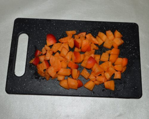 Cut into small slices 4 apricots