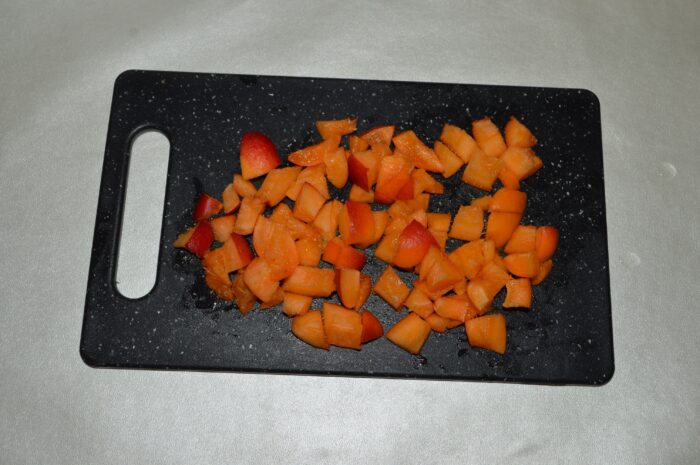 Cut into small slices 4 apricots