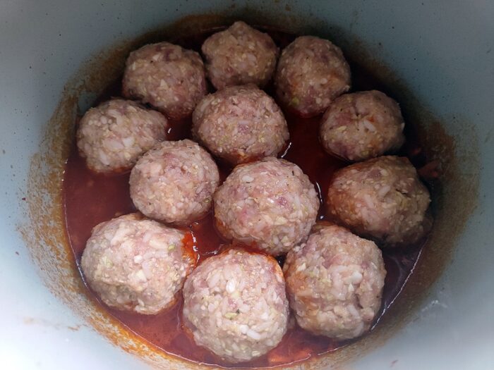 Punem în vasul de multicooker sarmalele