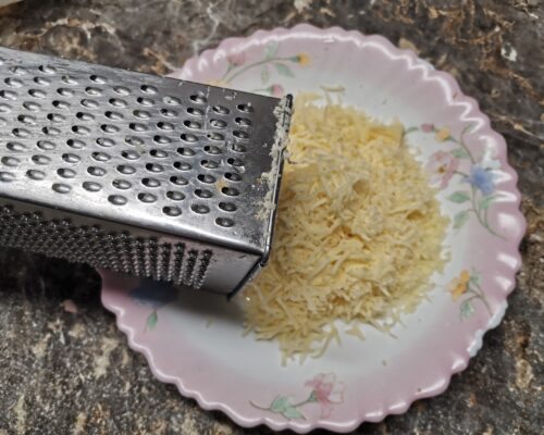 Radeti cascavalul pe o razatoare fina.