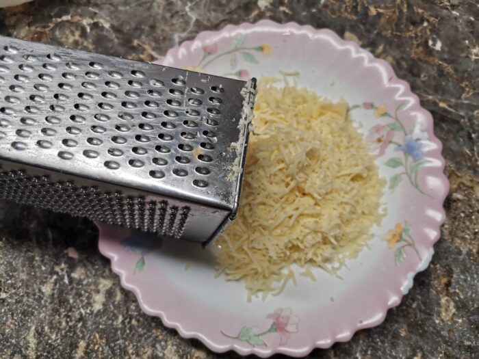 Radeti cascavalul pe o razatoare fina.