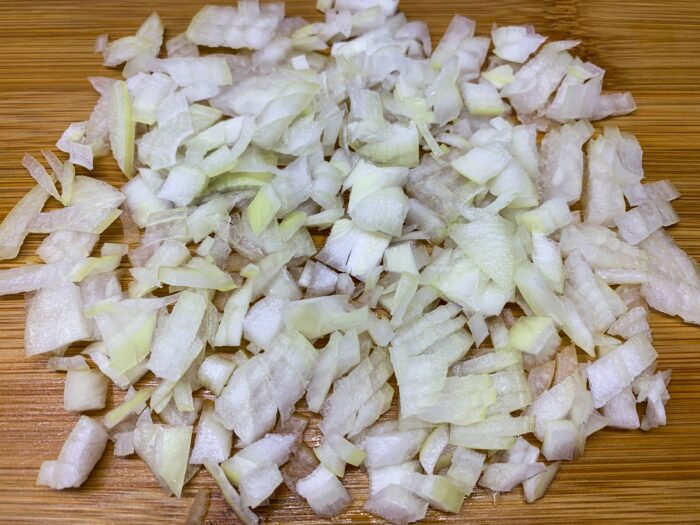 Se taie ceapa marunt