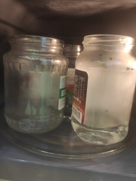 Se pregătesc borcanele de sticlă