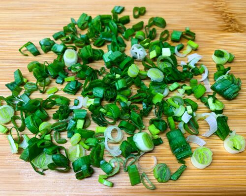 se taie fin ceapa verde